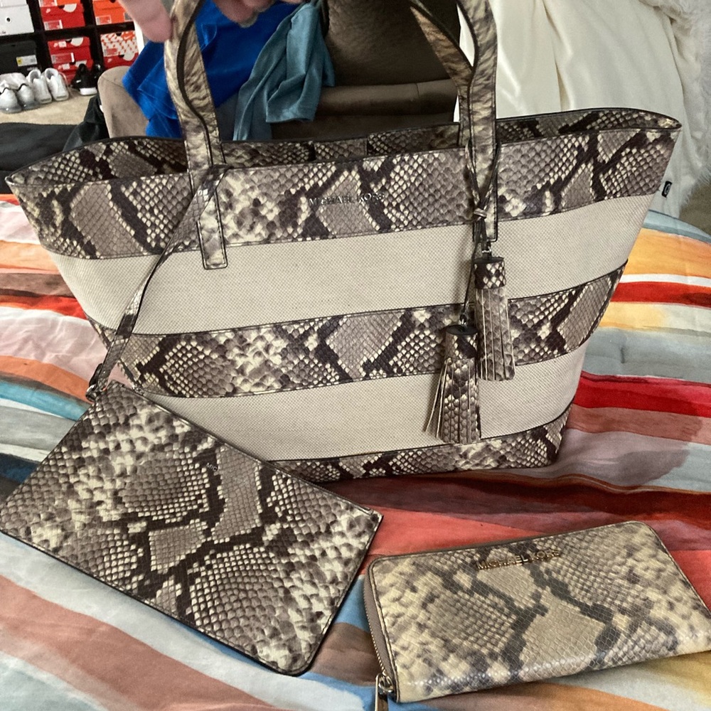 EUC Michael Kors snakeskin purse/tote w/wallet & wristlet